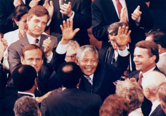 El líder de ANC, Nelson Mandela, levanta las manos en respuesta a una ovación de pie al final de su discurso en una reunión conjunta del Congreso.