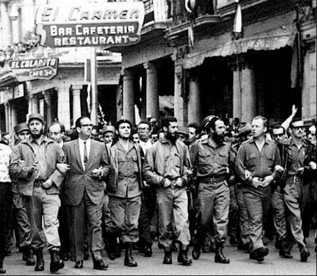 "En esta etapa inicial, y en qué mejor lugar para establecer el Gobierno de la República que en esta fortaleza de la Revolución (Gritos y aplausos); para que se sepa que este va a ser un gobierno sólidamente respaldado por el pueblo", expresó Castro (Foto archivo)